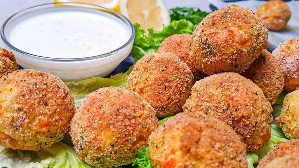 CROQUETAS DE PESCADO CON CREMA DE AJOS
