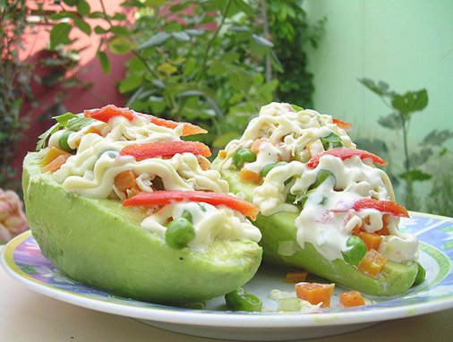 Palta rellena con pollo y garbanzos
