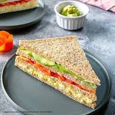 Sándwich triple de palta, tomate y huevo